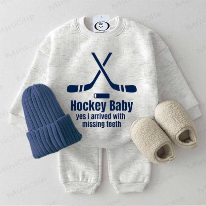 HOCKEY BABY YES I ARRIVED WITH MISSING TEETH！ベビーライトグレースウェットシャツ2点セット - ライトグレー - 2～3歳 - image 1