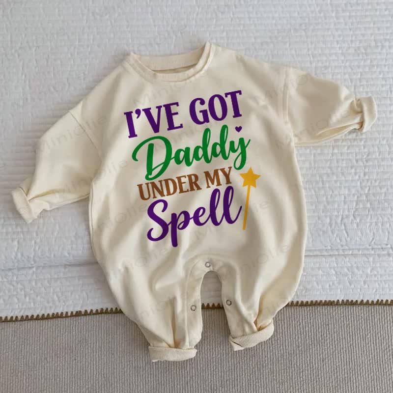 I'VE GOT DADDY UNDER MY SPELL！ベビーベージュロンパース - ベージュ - 2～3歳 - image 1