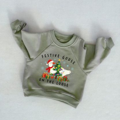 FESTIVE GOOSE ON THE LOOSE幼児用クリスマスツリー柄グレーグリーンスウェットシャツ - グレーグリーン - 3～5歳 - image 1