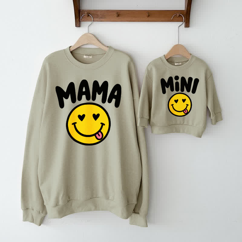 MAMA/MINIハッピーフェイス ファミリースウェットシャツ  - グレーグリーン - XL - image 1
