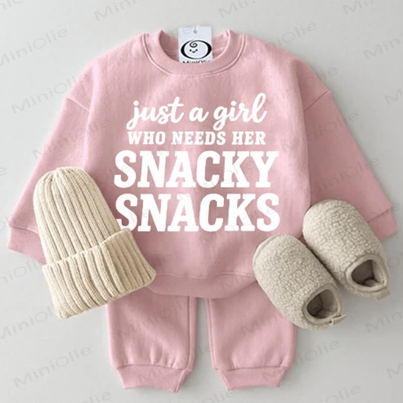 JUST A GIRL WHO NEEDS HER SNACKY SNACKSのスウェットシャツ2点セット - ピンク - 2～3歳 - image 1