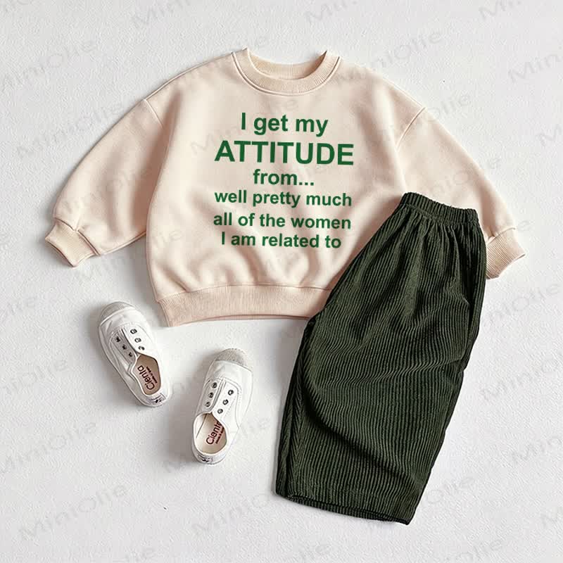 I GET MY ATTITUDE FROM... WELL PRETTY MUCH ALL OF THE WOMEN I AM RELATED TOスウェットシャツとパンツのツーピースセット - ベージュ＆グリーン - 2～3歳 - image 1