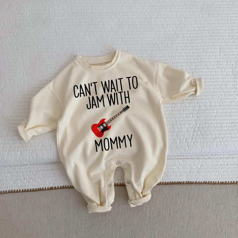 CAN'T WAIT TO JAM WITH MOMMY/DADDY！ベビー用エレキギター柄ベージュロンパース - ベージュ：ママ - 2～3歳 - image 1
