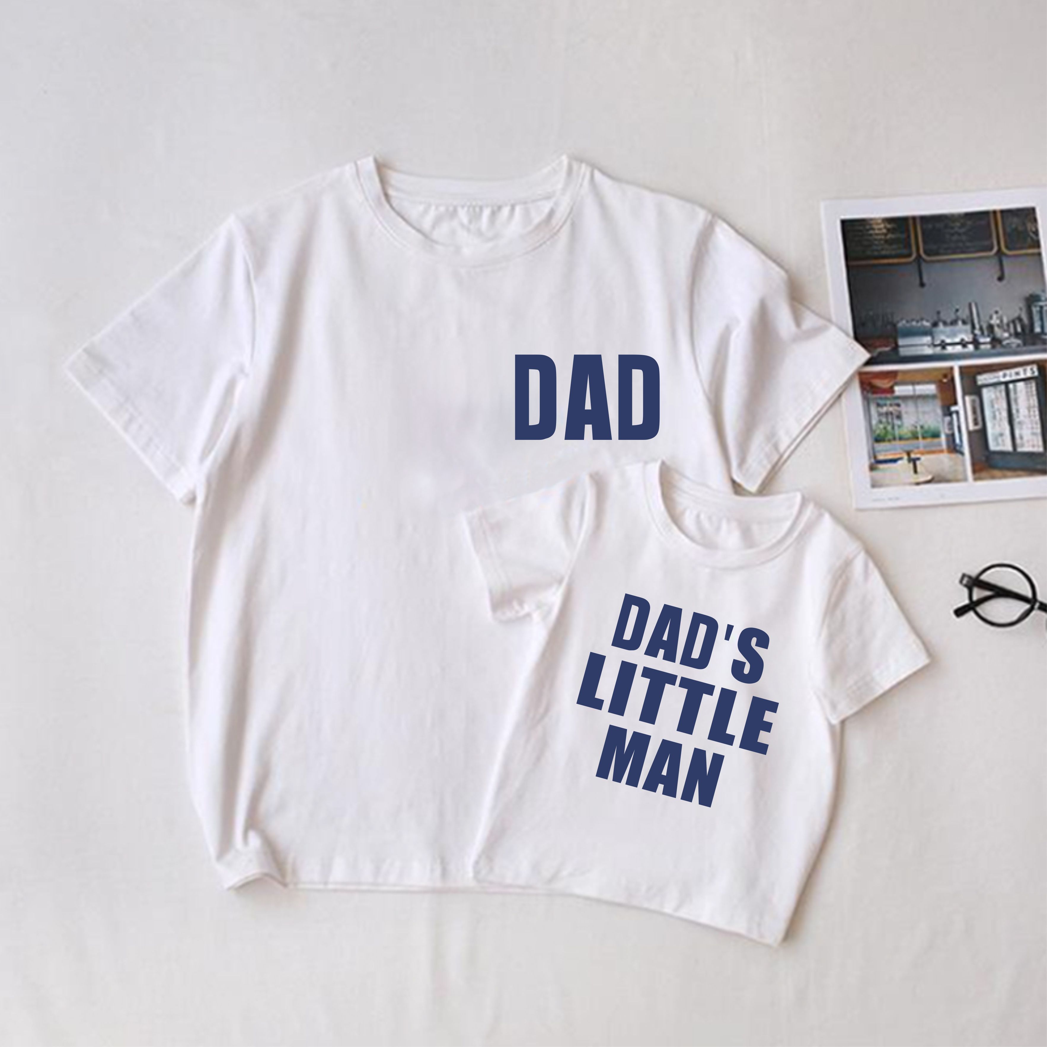 パパ／DAD'S LITTLE MAN　白いファミリースローガンプリントお揃いTシャツ - 白 - 大人用Tシャツ: XL - image 1
