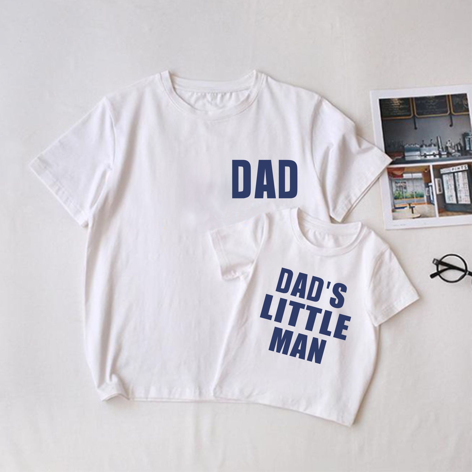 パパ／DAD'S LITTLE MAN　白いファミリースローガンプリントお揃いTシャツ - 白 - 大人用Tシャツ: XL - image 1