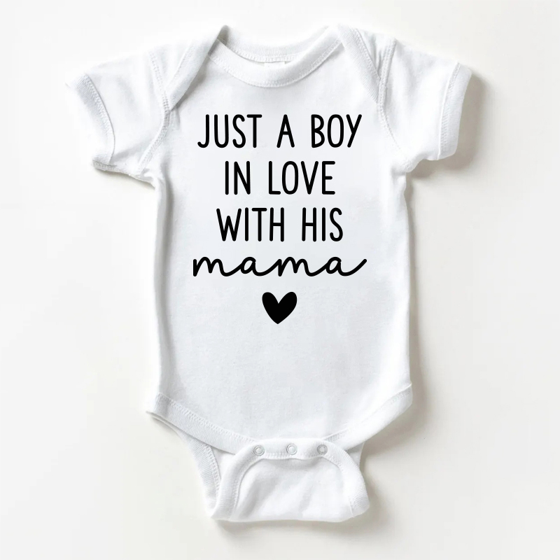 JUST A BOY IN LOVE WITH HIS MAMAベビーハート柄 ホワイトボディスーツ - 白 - 18～24ヶ月 - image 1