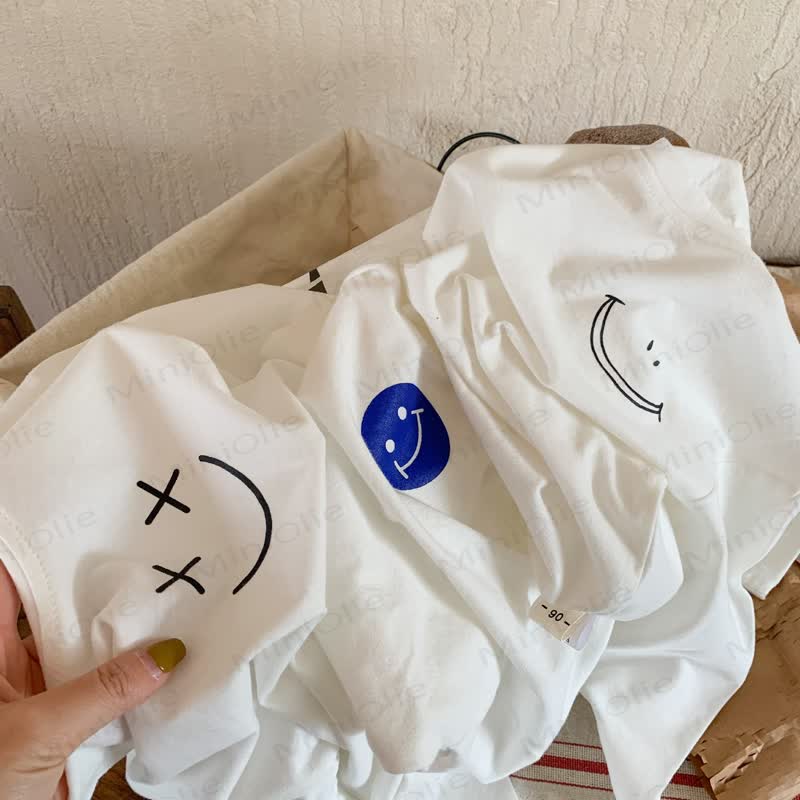 キッズスマイルフェイスホワイトシンプルTシャツ - image 5