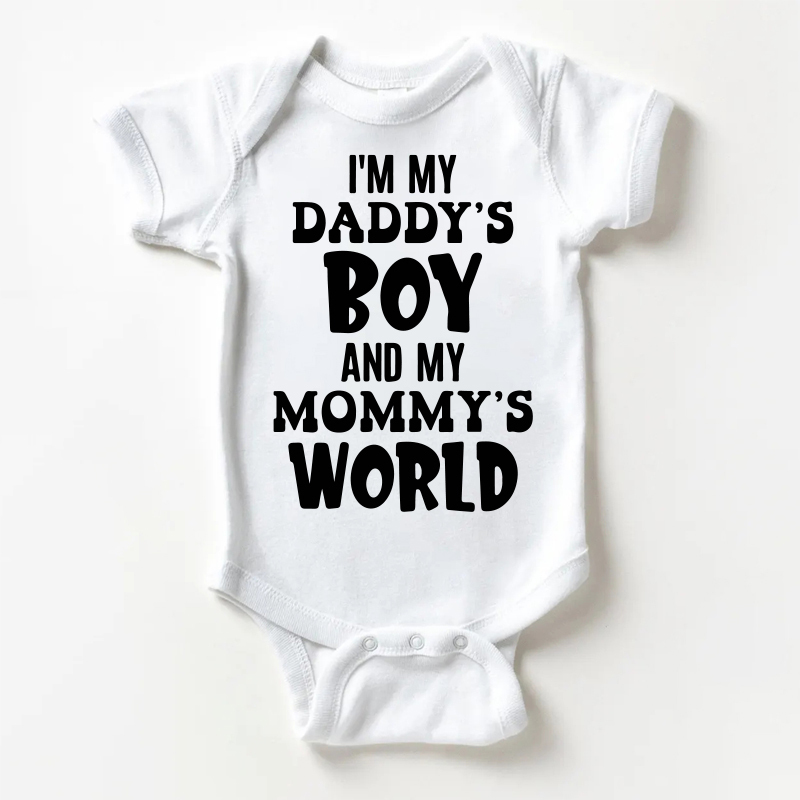 MはMYのDADDY'S BOY、MYのWORLDベビー用スローガン入りホワイトボディスーツ - 白 - 18～24ヶ月 - image 1