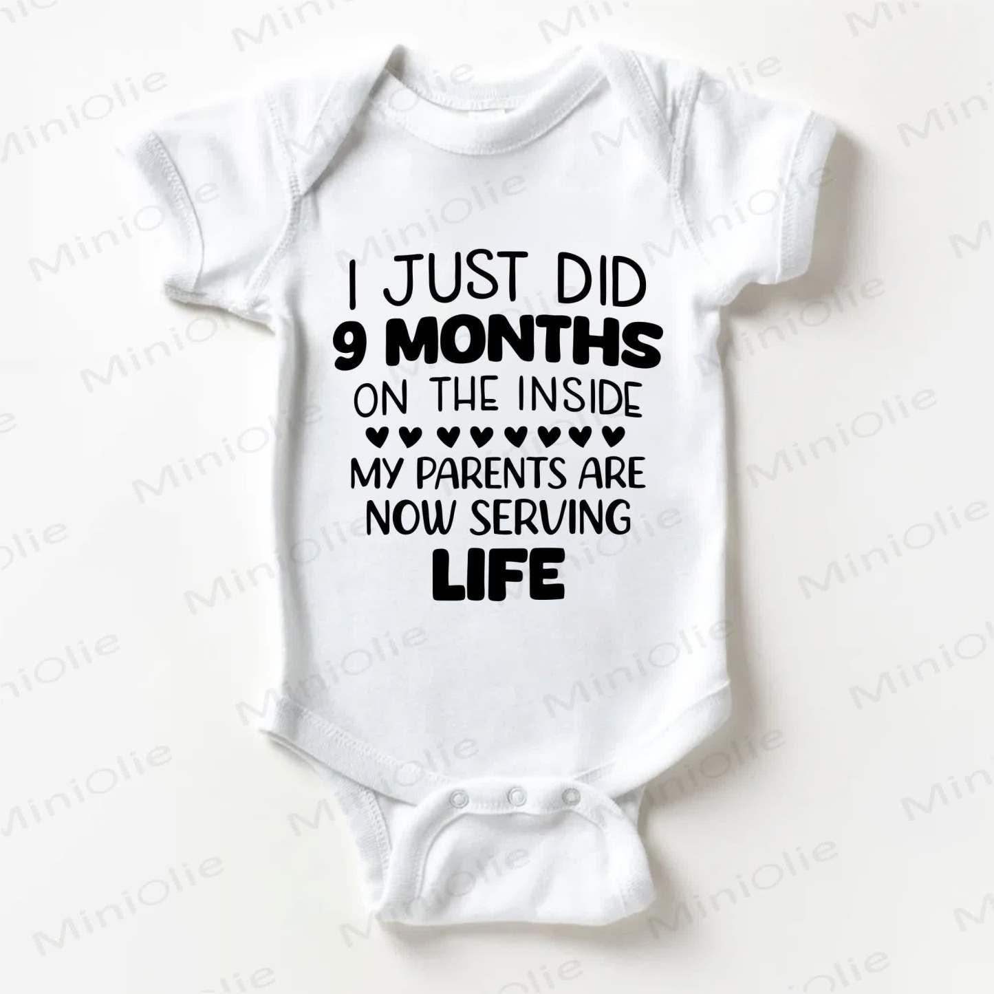 I JUST DID 9 MONTHS ON THE INSIDE MY PARENTS ARE NOW SERVING LIFE。ベビー用スローガン入りホワイトボディスーツ - 白 - 18～24ヶ月 - image 1