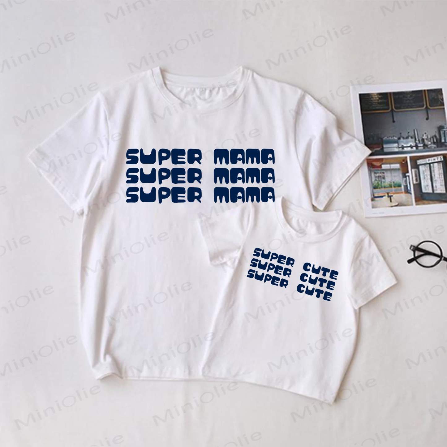 SUPERMAMA／キュートな白いファミリースローガンお揃いTシャツ - 白 - 大人用Tシャツ: XL - image 1