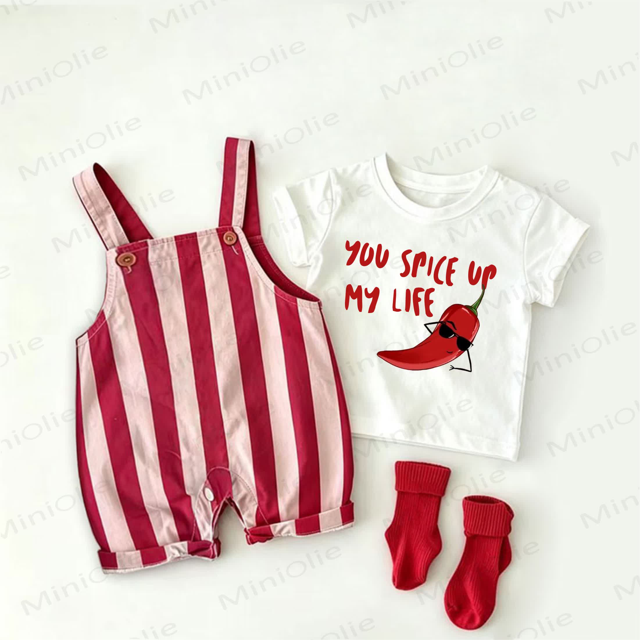 YOU SPICE UP MY LIFE ベビーチリプリントの赤ストライプオーバーオールと白Tシャツの2点セット - 白と赤 - 2～3歳 - image 1