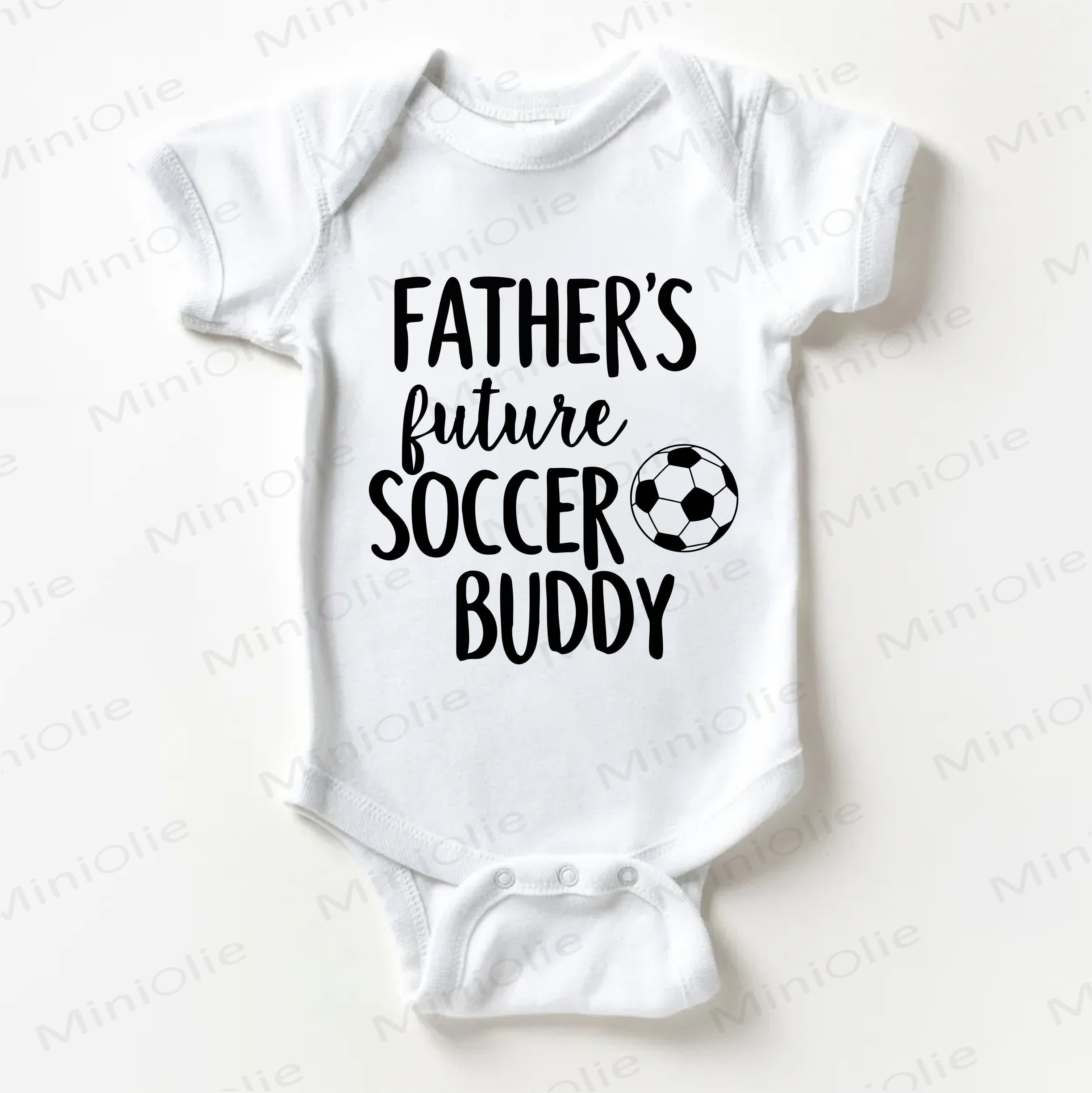 FATHER'S FUTURE SOCCER BUDDY！ベビー用フットボール柄ホワイトボディスーツ - 白 - 18～24ヶ月 - image 1