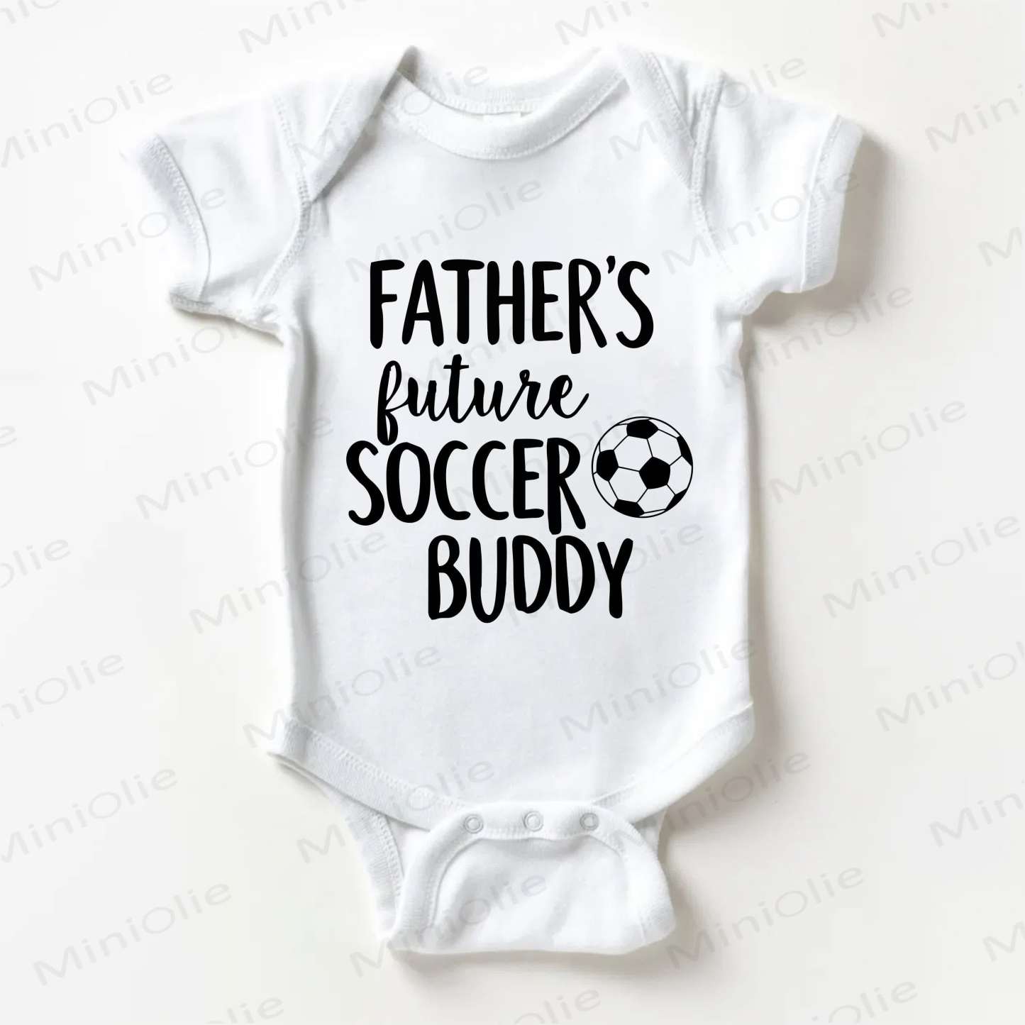 FATHER'S FUTURE SOCCER BUDDY！ベビー用フットボール柄ホワイトボディスーツ - 白 - 18～24ヶ月 - image 1