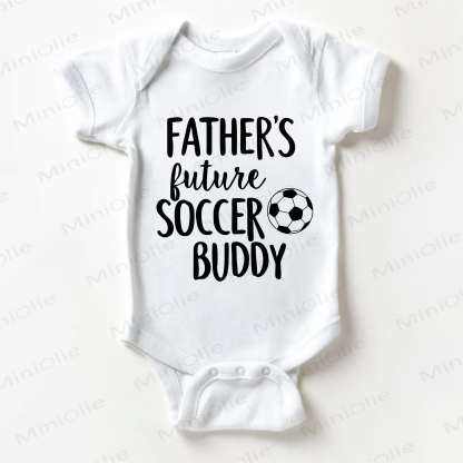 FATHER'S FUTURE SOCCER BUDDY！ベビー用フットボール柄ホワイトボディスーツ - 白 - 18～24ヶ月 - image 1