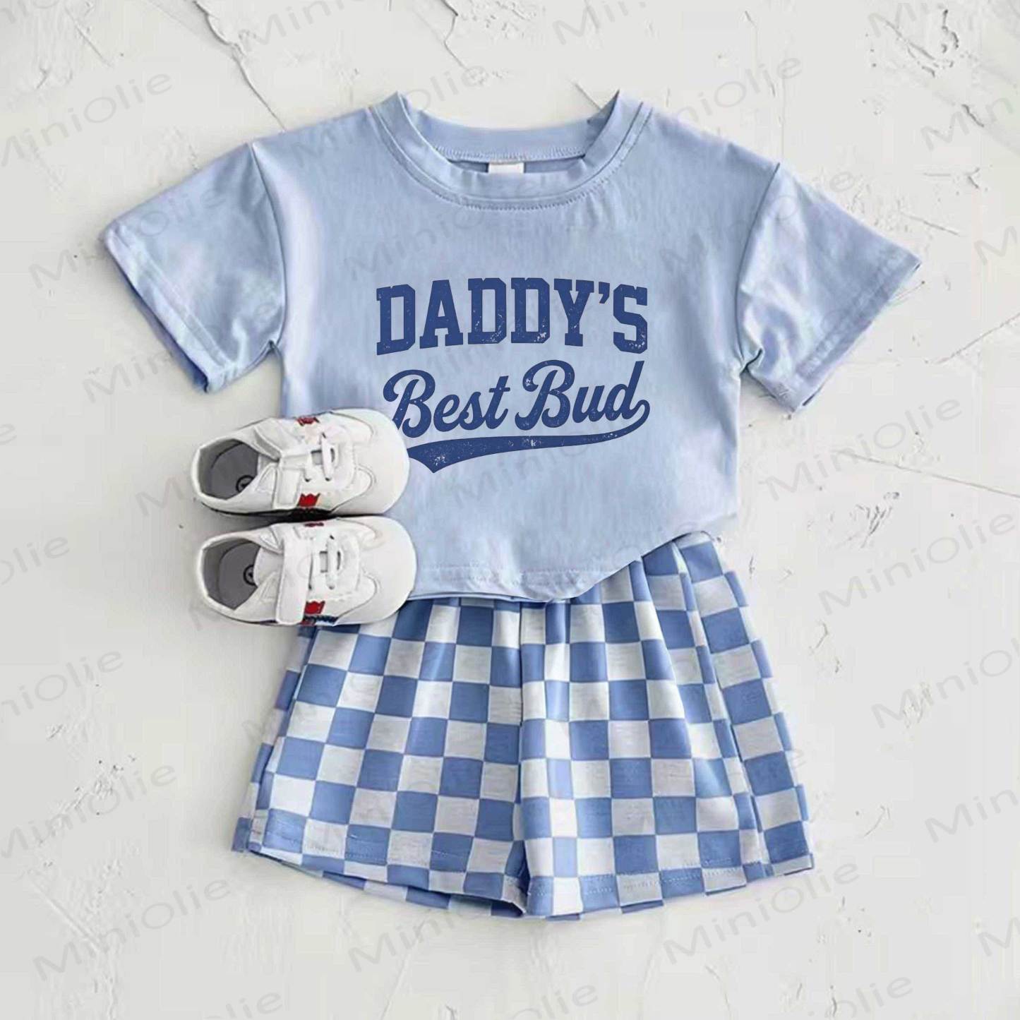 DADDY'S BEST BUDベビーブルーのスローガンTシャツとチェック柄パンツのツーピースセット - 青 - 2～3歳 - image 1
