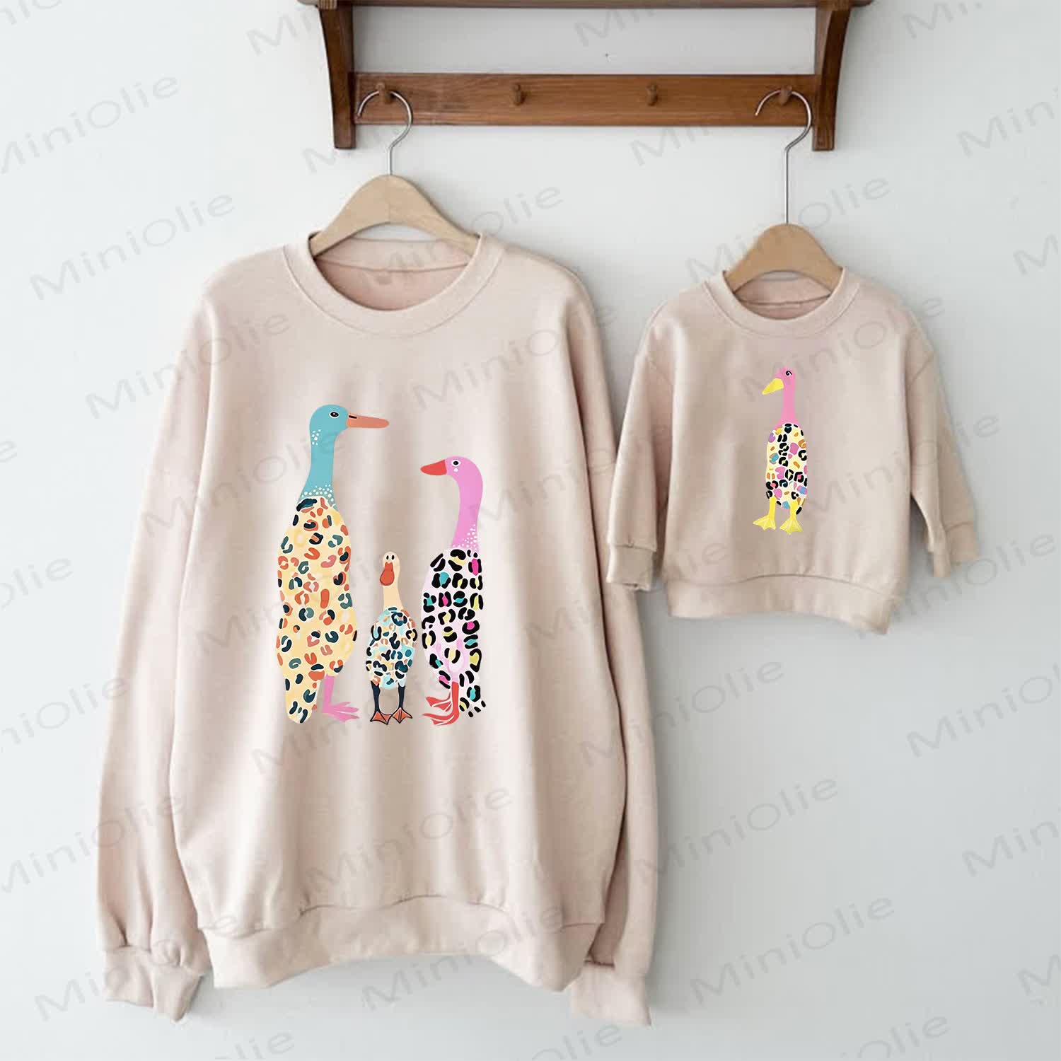 ベージュのファミリーダックプリントスウェットシャツ – MiniOlie JP