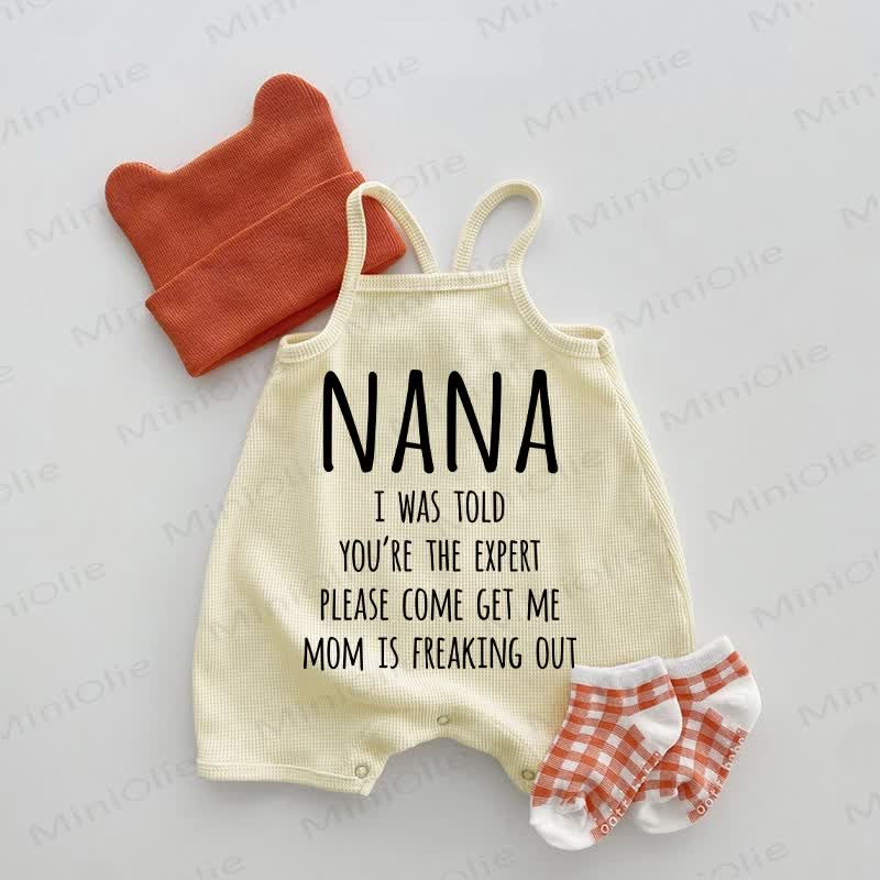 NANA I WAS TOLD YOU'RE THE EXPERT PLEASE COME GET ME MOM IS FREAKING OUTの。ベビーワッフルサスペンダーロンパース - ベージュ - 18～24ヶ月 - image 1