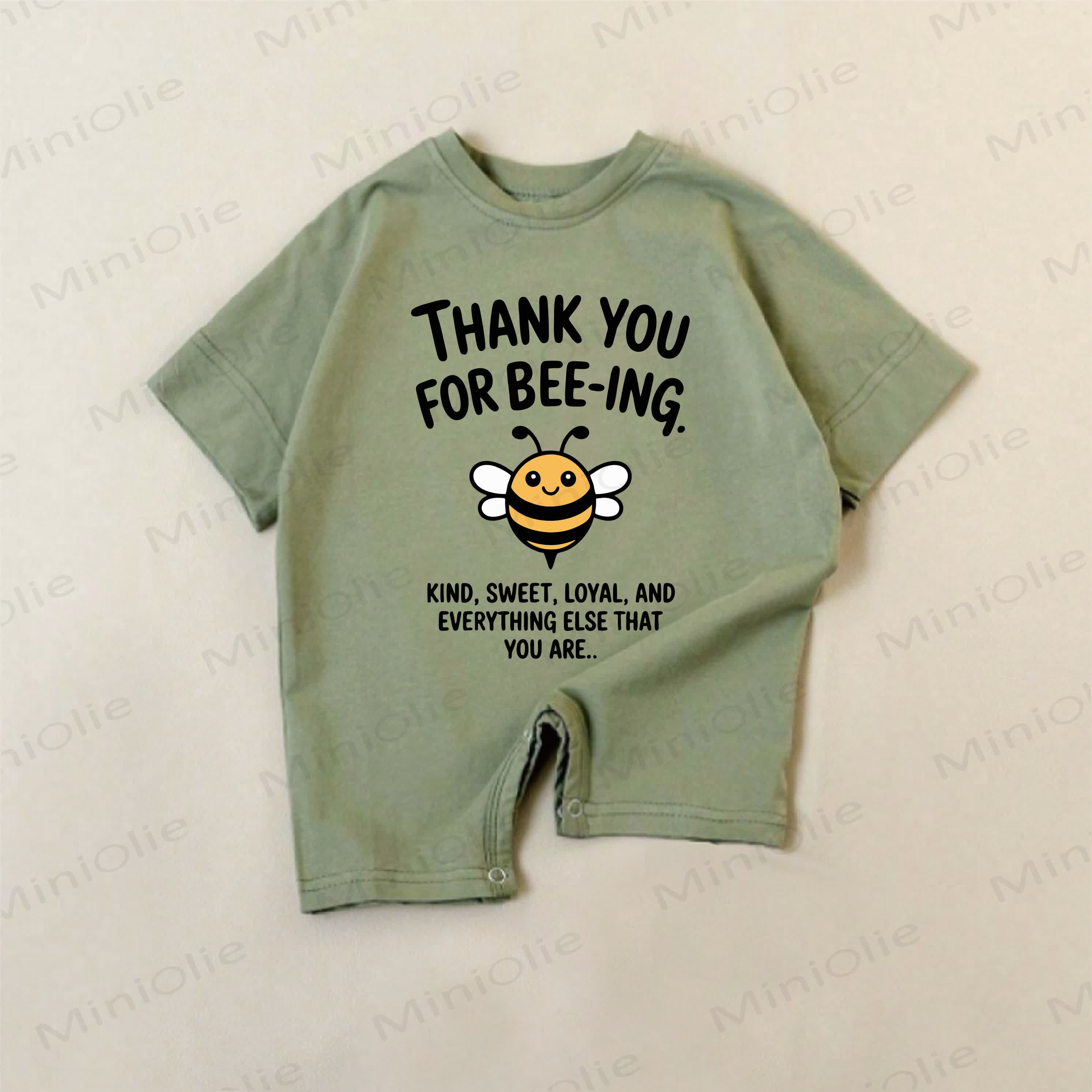 BEEで、SWEET、誠実で、その他もろもろのあなたでいてくれてTHANK YOU FOR。ベビーグリーンの蜂柄ロンパース - 緑 - 18～24ヶ月 - image 1