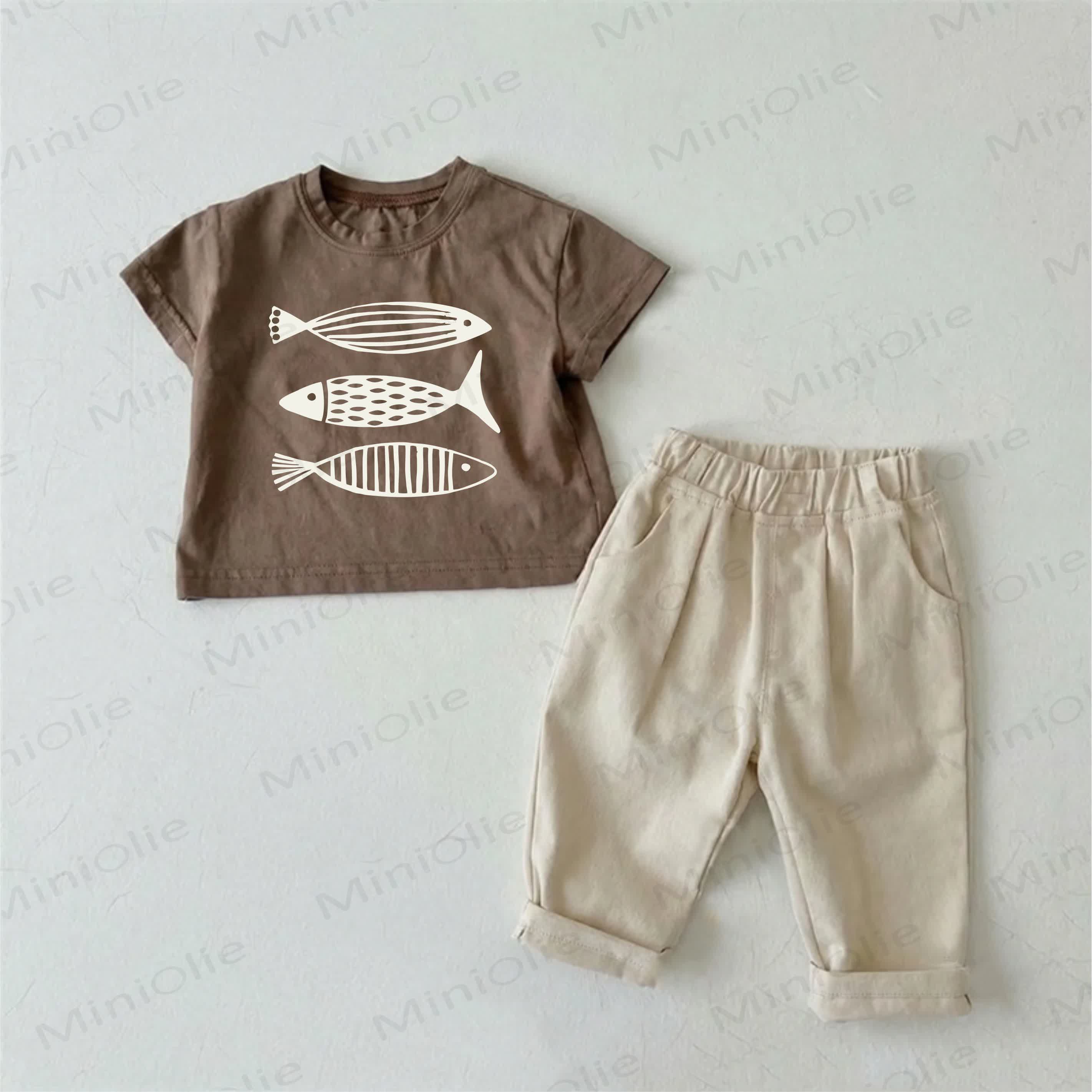 ベビーブラウンの魚柄Tシャツとベージュのパンツのツーピースセット - 茶色 - 2～3歳 - image 1