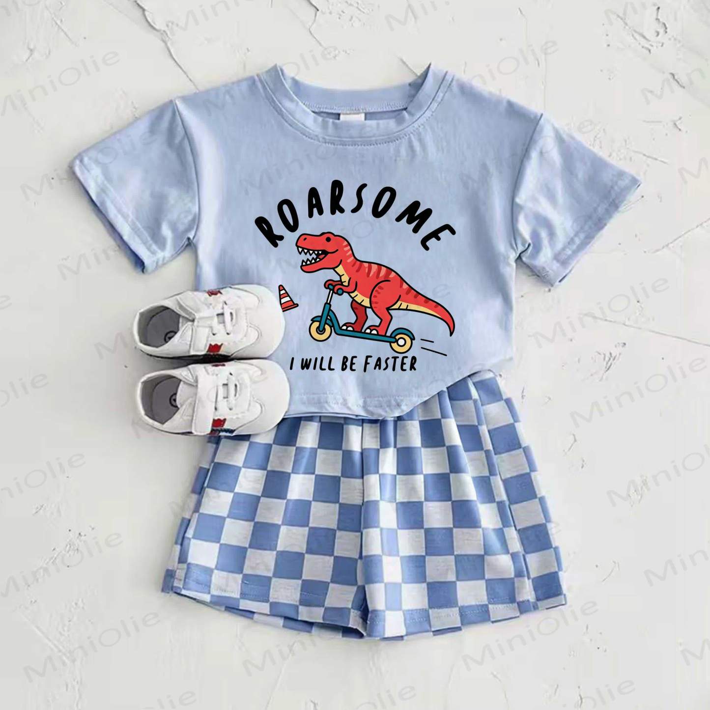 ROARSOME I WILL BE FASTER ベビーブルー恐竜プリントTシャツとチェック柄パンツのツーピースセット - 青 - 2～3歳 - image 1