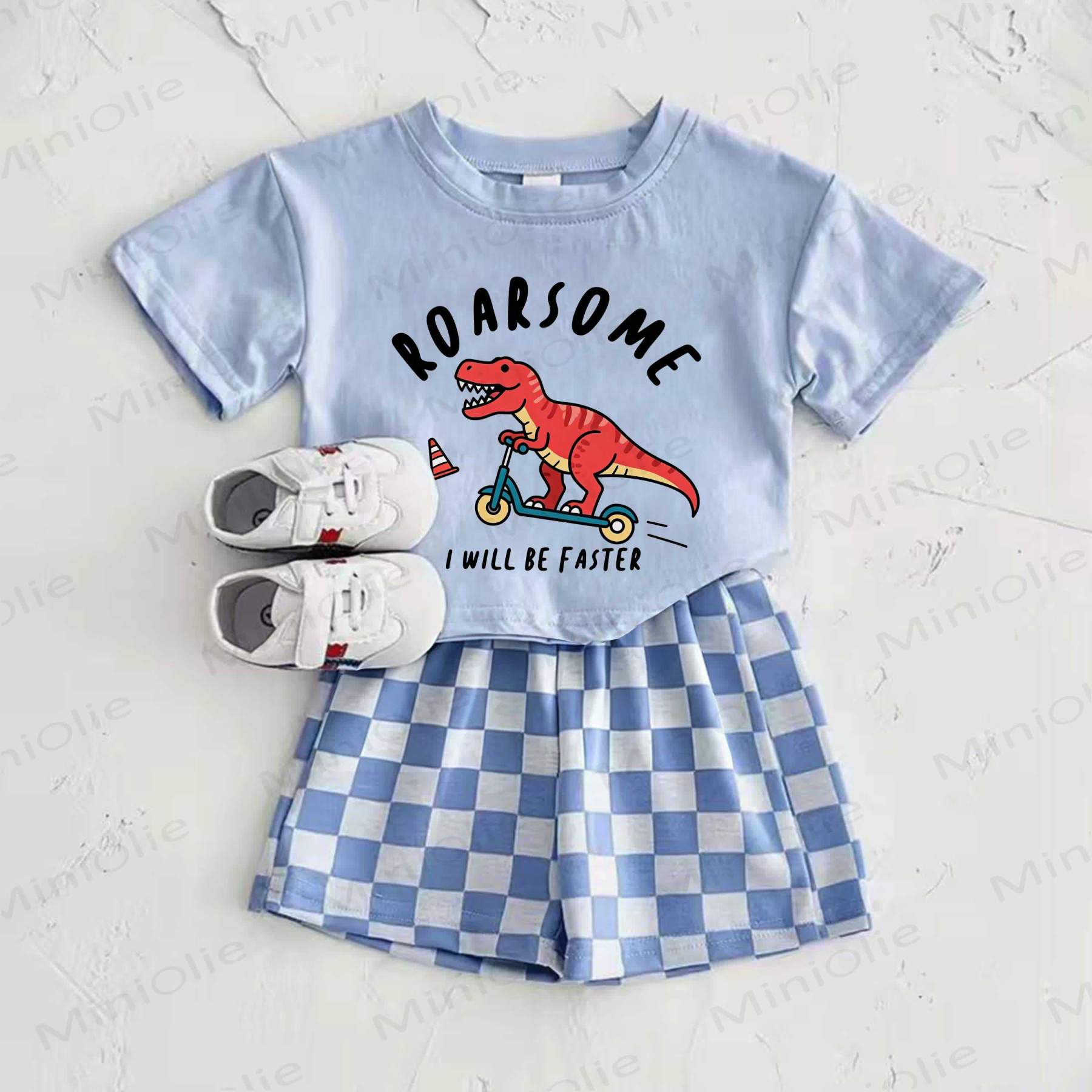 ROARSOME I WILL BE FASTER ベビーブルー恐竜プリントTシャツとチェック柄パンツのツーピースセット - 青 - 2～3歳 - image 1