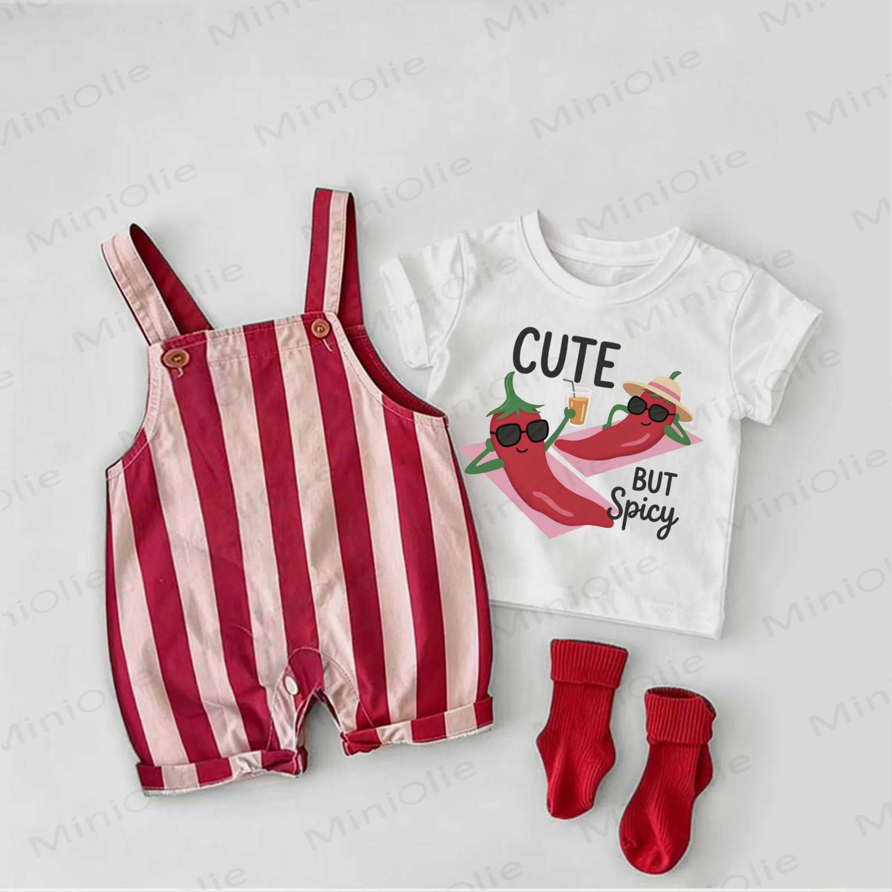 CUTE BUT SPICYベビーチリプリントの赤ストライプオーバーオールと白Tシャツのツーピースセット - 白と赤 - 2～3歳 - image 1