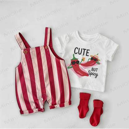 CUTE BUT SPICYベビーチリプリントの赤ストライプオーバーオールと白Tシャツのツーピースセット - 白と赤 - 2～3歳 - image 1