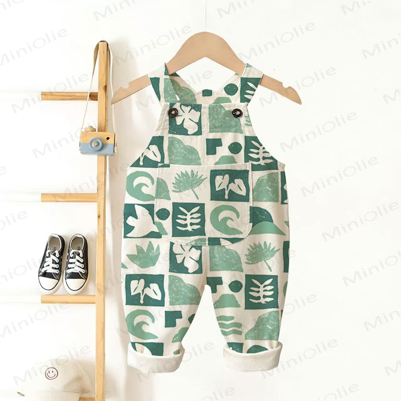 ベビー幼児がチェック柄のオーバーオールを脱ぐ - ベージュ - 3～5歳 - image 1