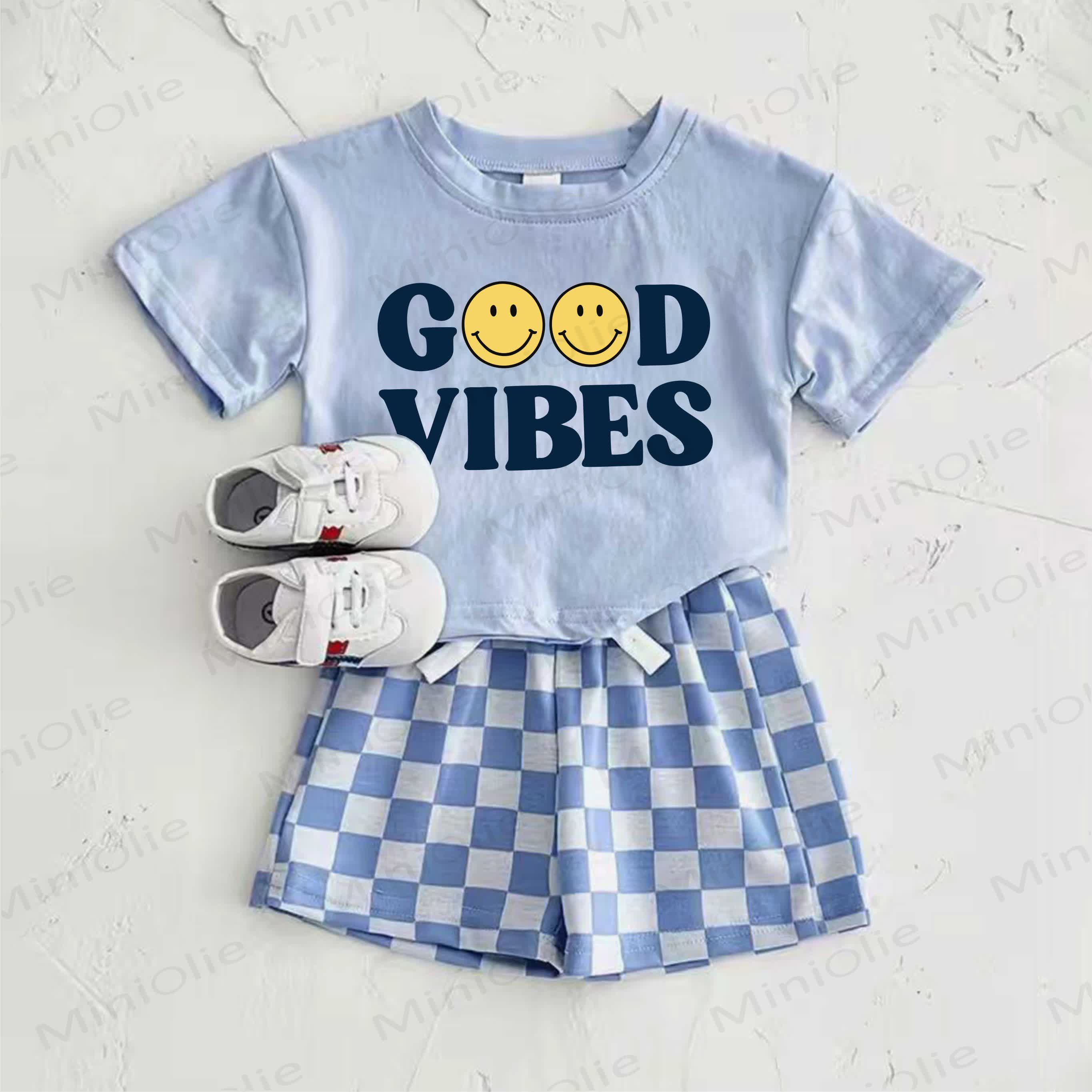GOOD VIBESベビーブルー スマイリーフェイスプリントTシャツとチェック柄パンツのツーピースセット - 青 - 2～3歳 - image 1