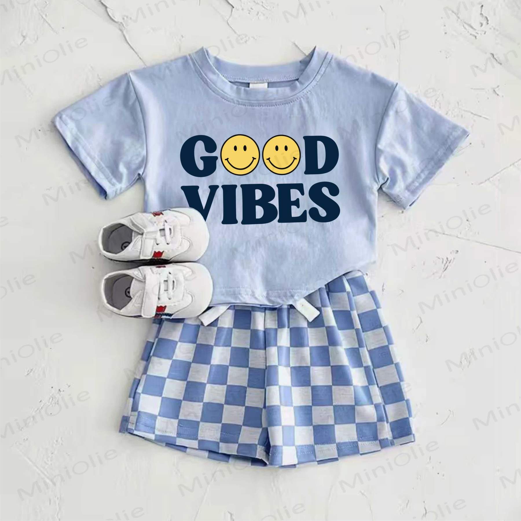 GOOD VIBESベビーブルー スマイリーフェイスプリントTシャツとチェック柄パンツのツーピースセット - 青 - 2～3歳 - image 1