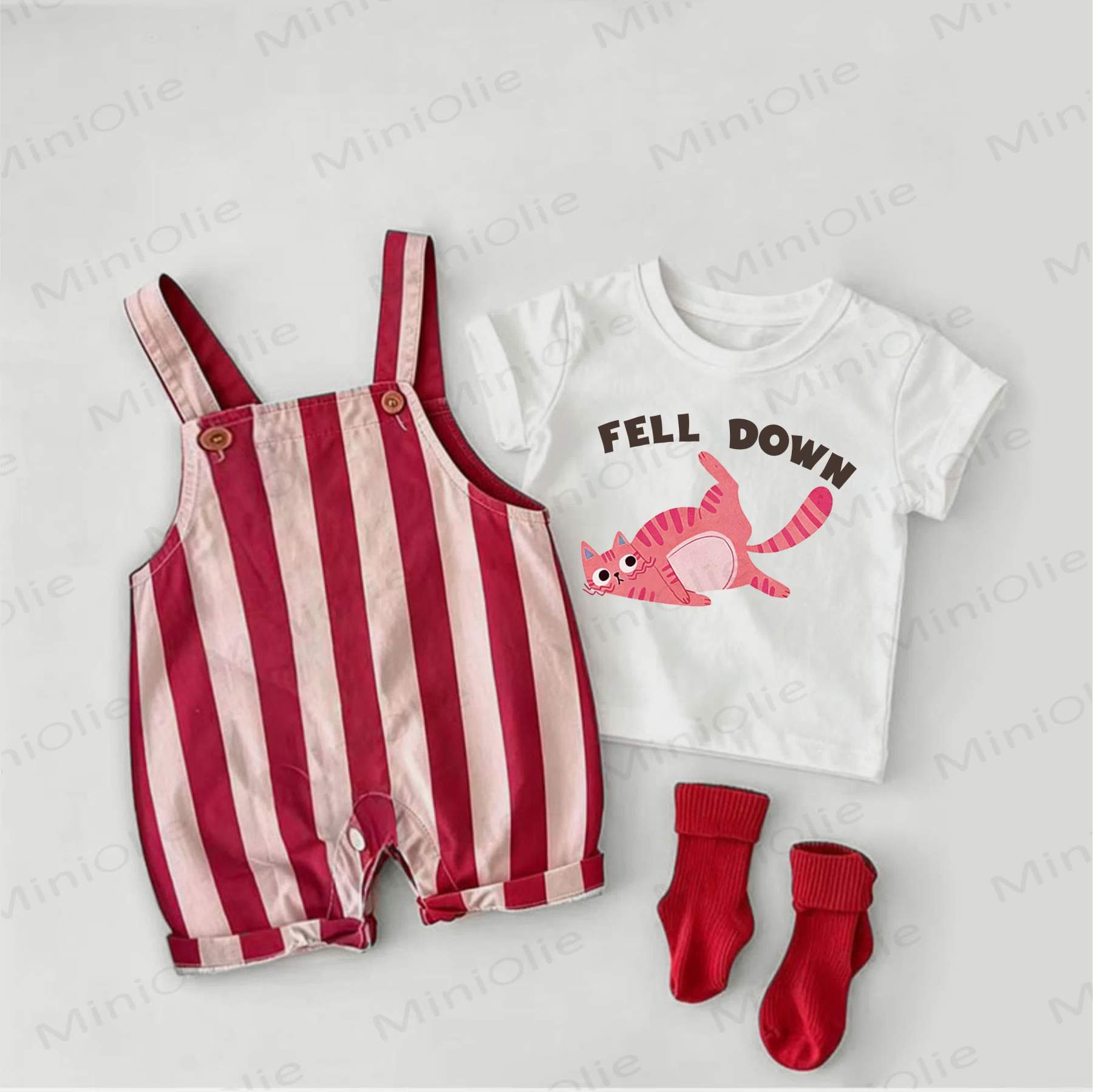 FELL DOWN ベビーキャットプリント レッドストライプ オーバーオール＆ホワイトTシャツ 2点セット - 白と赤 - 2～3歳 - image 1