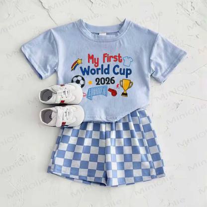 MY FIRST WORLD CUP 2026　ベビーブルーのサッカーTシャツとチェック柄パンツのツーピースセット - 青 - 2～3歳 - image 1