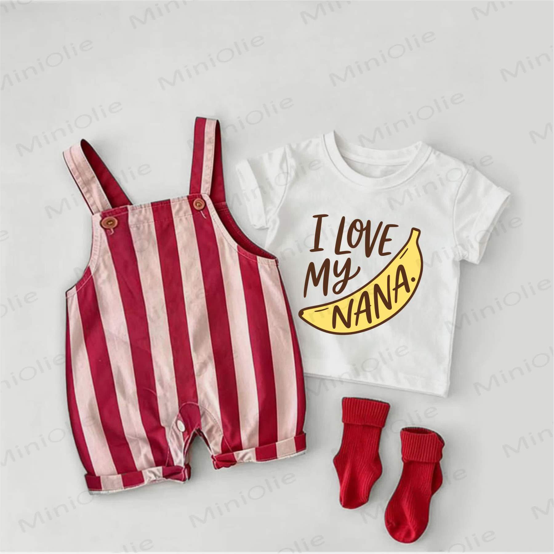 「I LOVE MY NANA」ベビー用スローガン入り赤ストライプオーバーオールと白Tシャツのツーピースセット - 白と赤 - 2～3歳 - image 1