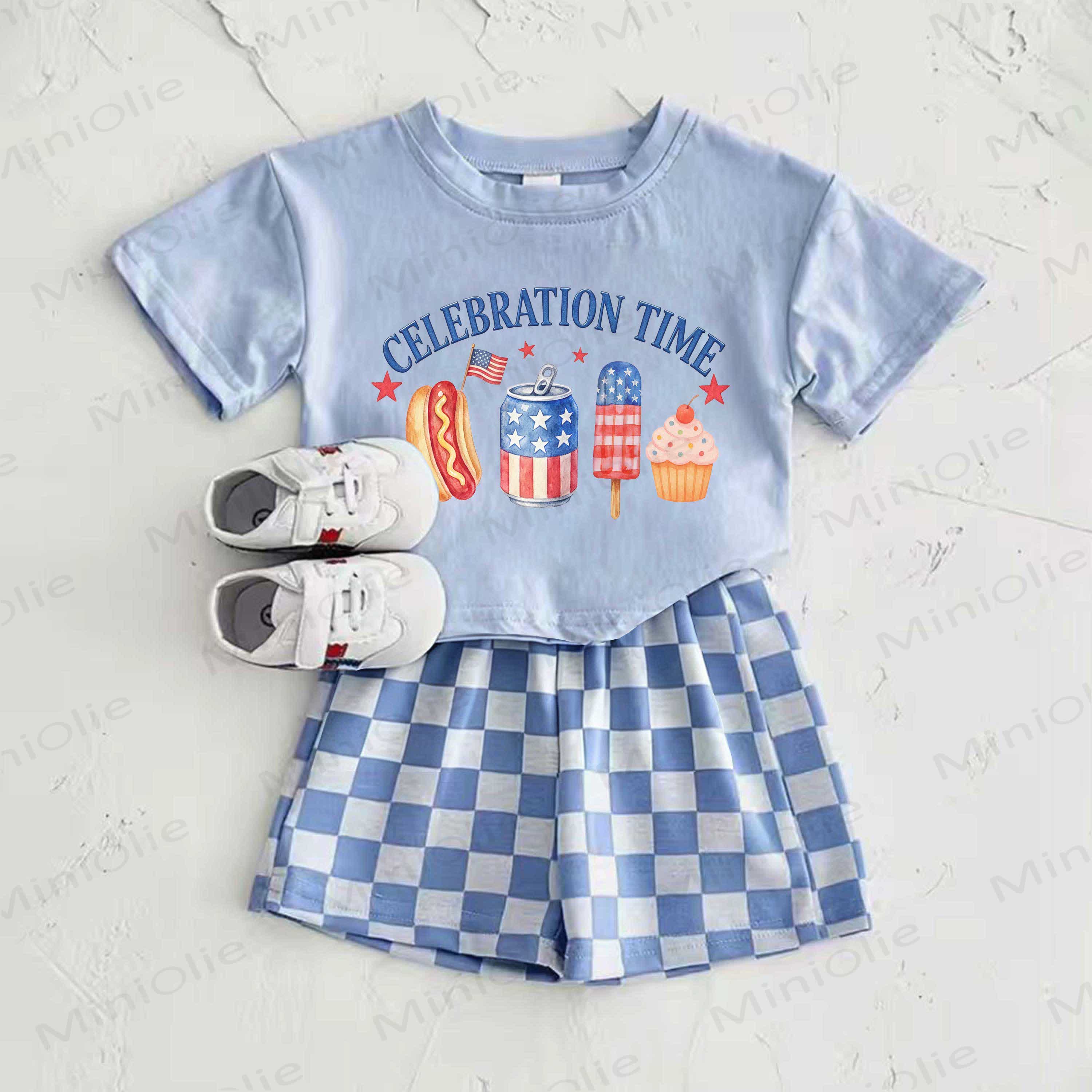 CELEBRATION TIMEベビーブルーのアメリカ国旗柄フードプリントTシャツとチェック柄パンツのツーピースセット - 青 - 2～3歳 - image 1
