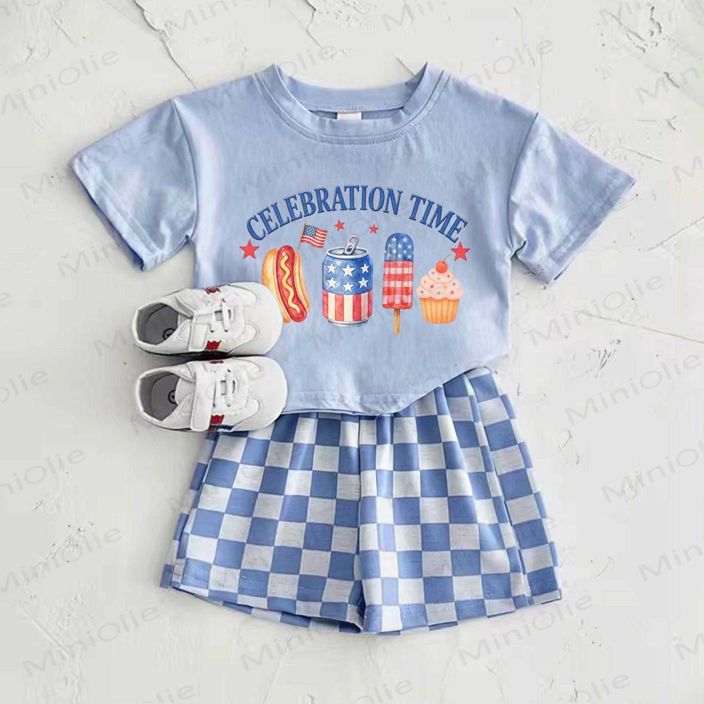 CELEBRATION TIMEベビーブルーのアメリカ国旗柄フードプリントTシャツとチェック柄パンツのツーピースセット - 青 - 2～3歳 - image 1