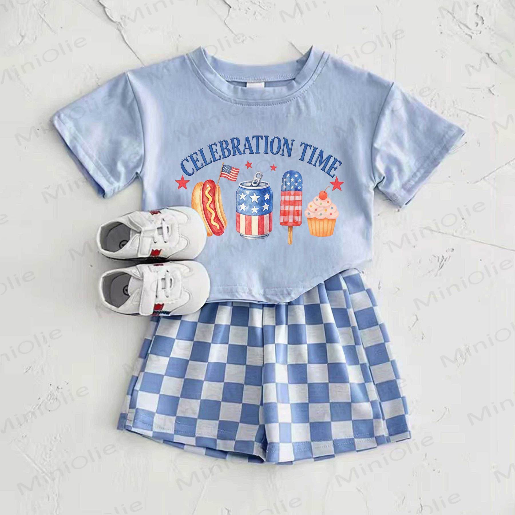 CELEBRATION TIMEベビーブルーのアメリカ国旗柄フードプリントTシャツとチェック柄パンツのツーピースセット - 青 - 2～3歳 - image 1