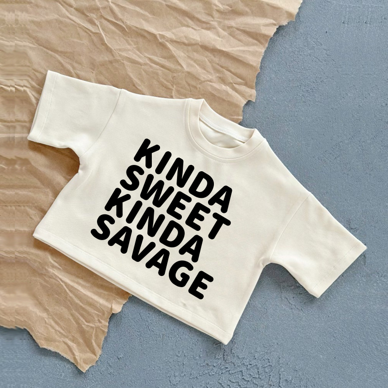 KINDA SWEET KINDA SAVAGEベビーサマーカジュアルTシャツ - 白 - 2～3歳 - image 1