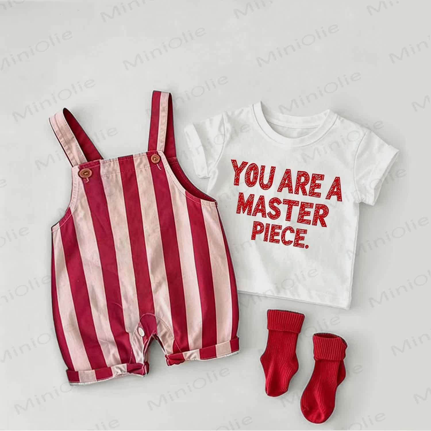 「YOU ARE A MASTER PIECE」ベビー用スローガン入り赤ストライプオーバーオールと白Tシャツのツーピースセット - 白と赤 - 2～3歳 - image 1