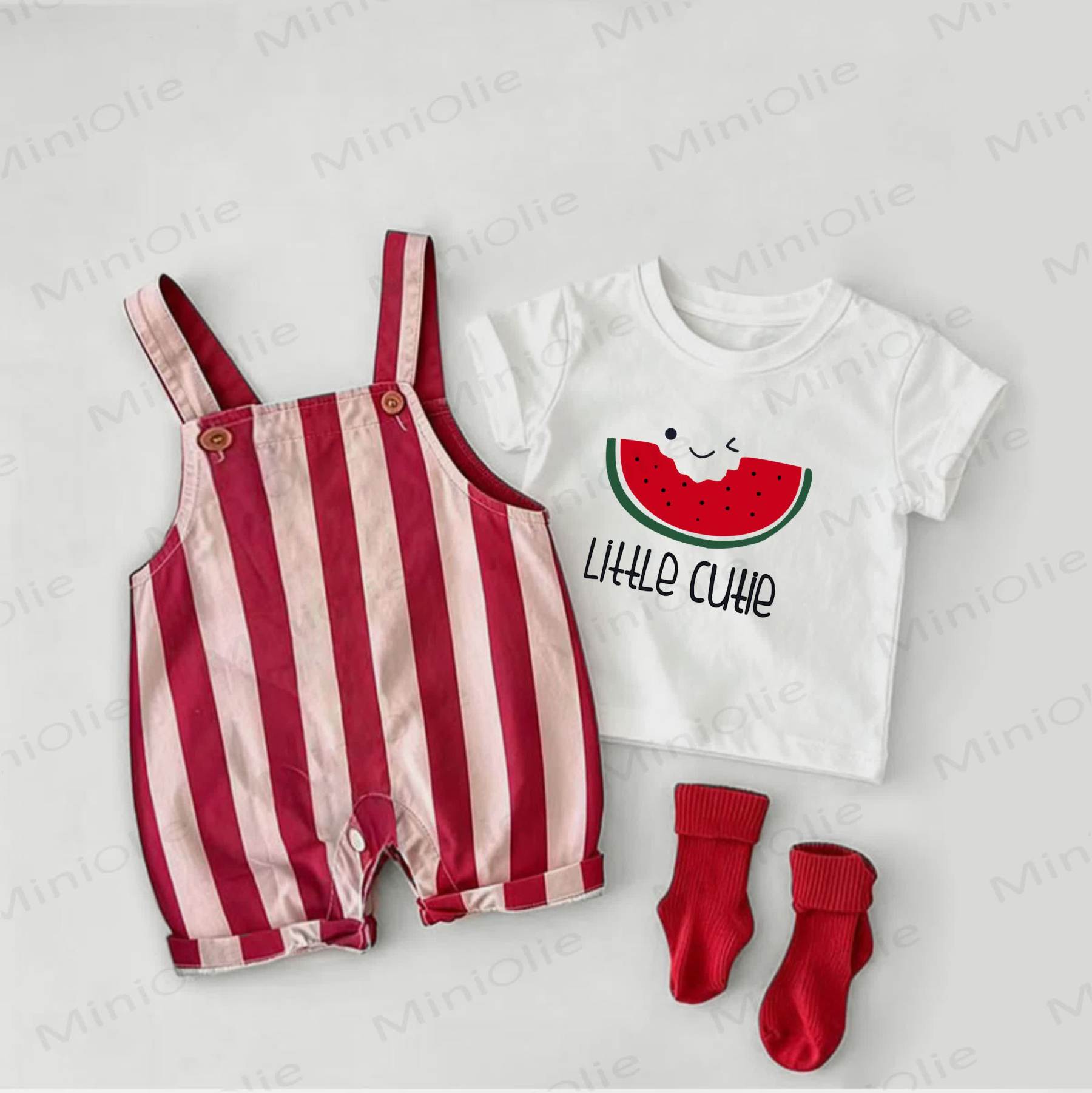 LITTLE CUTIEベビー用スイカ柄赤ストライプオーバーオールと白Tシャツのツーピースセット - 白と赤 - 2～3歳 - image 1