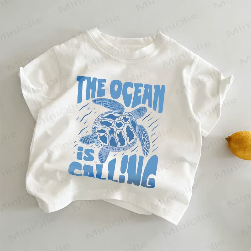海が呼んでいる！幼児用ホワイトウミガメ柄Tシャツ - 白 - 6～7歳 - image 1