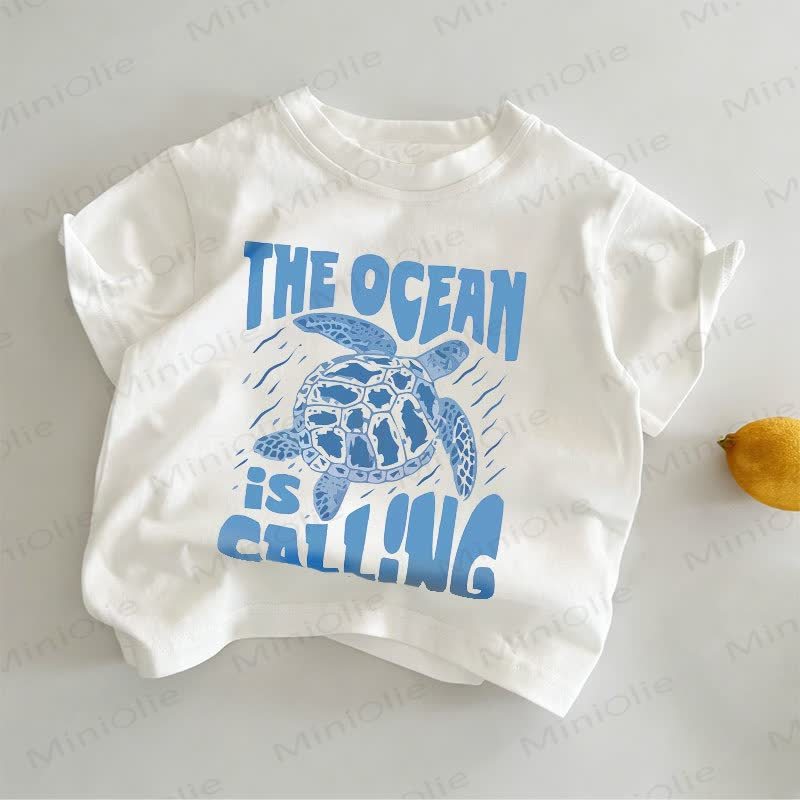 海が呼んでいる！幼児用ホワイトウミガメ柄Tシャツ - 白 - 6～7歳 - image 1