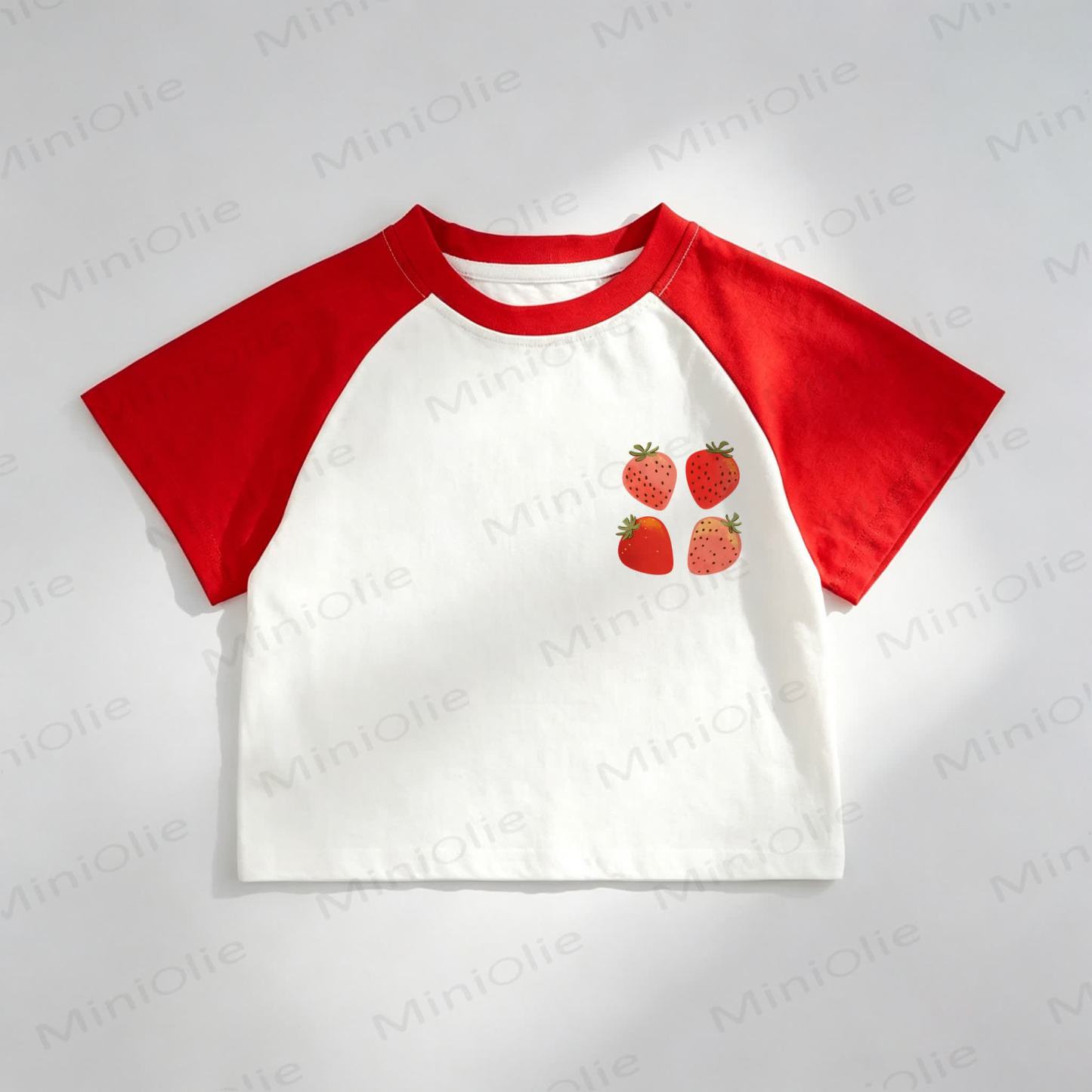 幼児用イチゴ柄レッドラグランTシャツ - 赤 - 8T - image 1