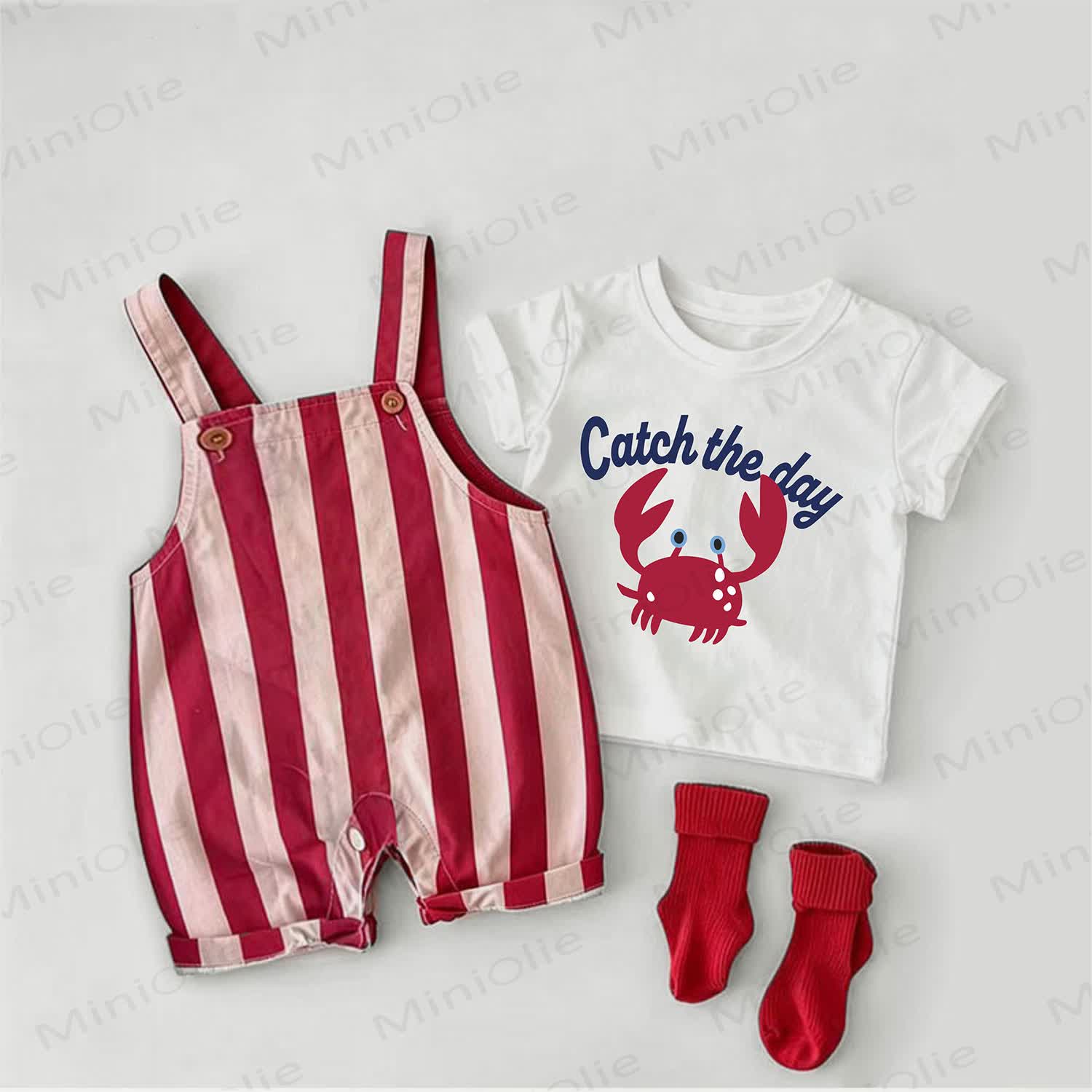 CATCH THE DAY ベビークラブ柄の赤ストライプオーバーオールと白Tシャツのツーピースセット - 白と赤 - 2～3歳 - image 1