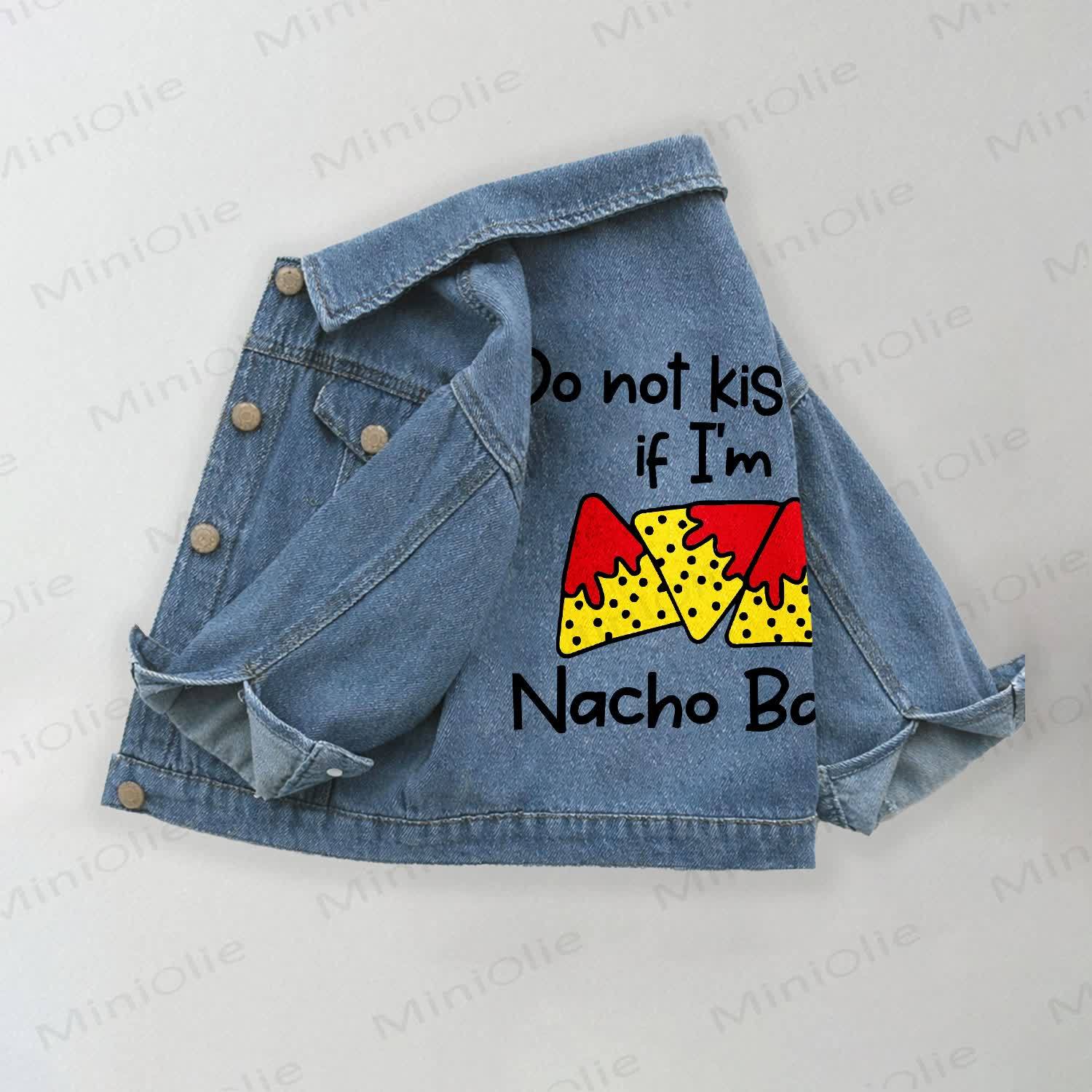 「DO NOT KISS ME IF I'M NACHO BABYで」幼児・キッズ用ナチョプリントデニムジャケット - 青 - 10-11歳 - image 1