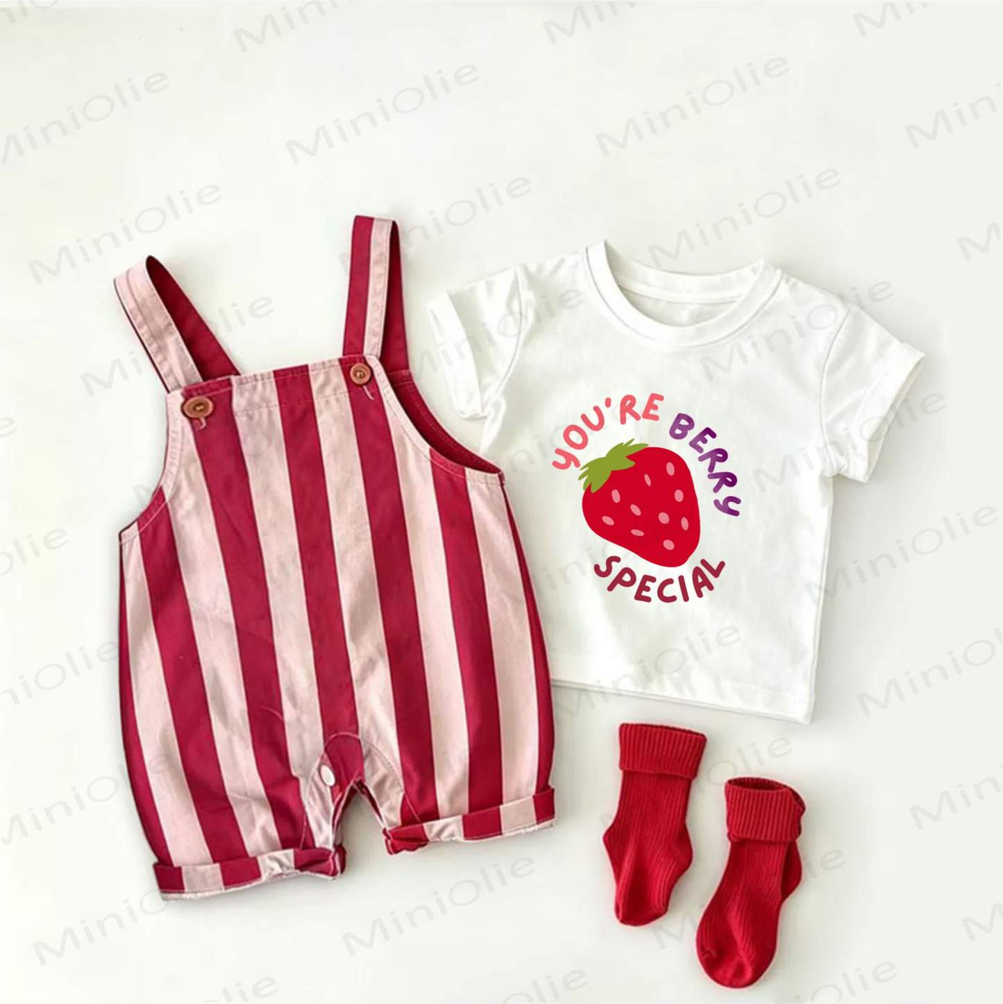 「YOU'RE BERRY SPECIAL」ベビー用スローガン入り赤ストライプオーバーオールと白Tシャツのツーピースセット - 白と赤 - 2～3歳 - image 1