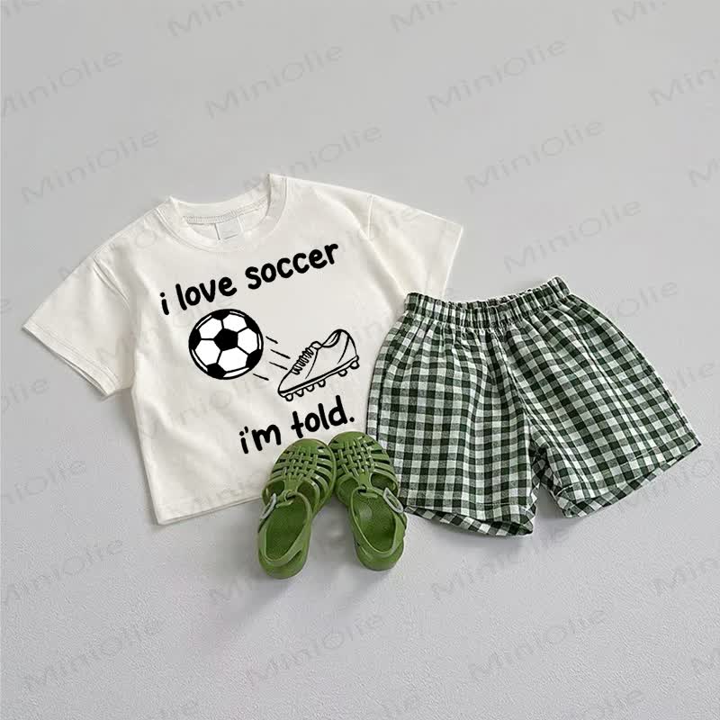 I LOVE SOCCER I'M TOLD.ベビーTシャツとチェック柄ショートパンツのツーピースセット - ホワイト＆グリーン - 3～5歳 - image 1