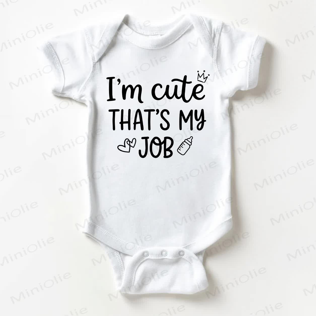 「I'M CUTE THAT'S MY JOB」ベビー用スローガン入りホワイトボディスーツ - 白 - 18～24ヶ月 - image 1
