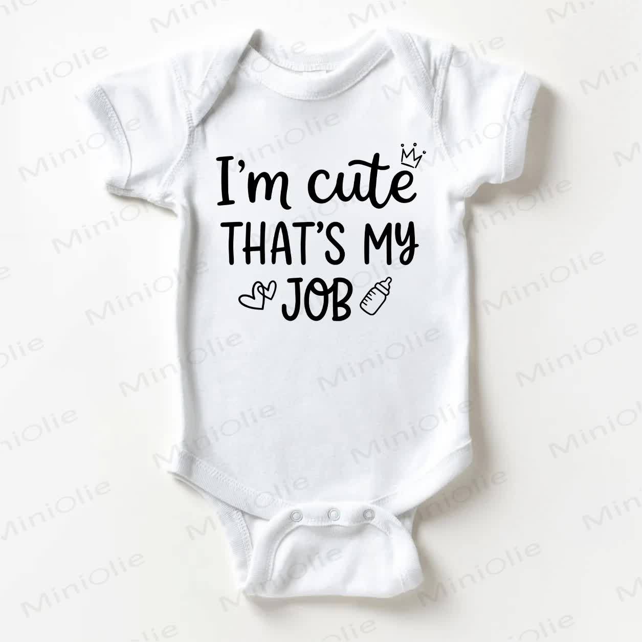 「I'M CUTE THAT'S MY JOB」ベビー用スローガン入りホワイトボディスーツ - 白 - 18～24ヶ月 - image 1
