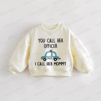 YOU CALL HER OFFICER I CALL HER MOMMY幼児用スウェットシャツ - クリーム - 3～5歳 - image 1