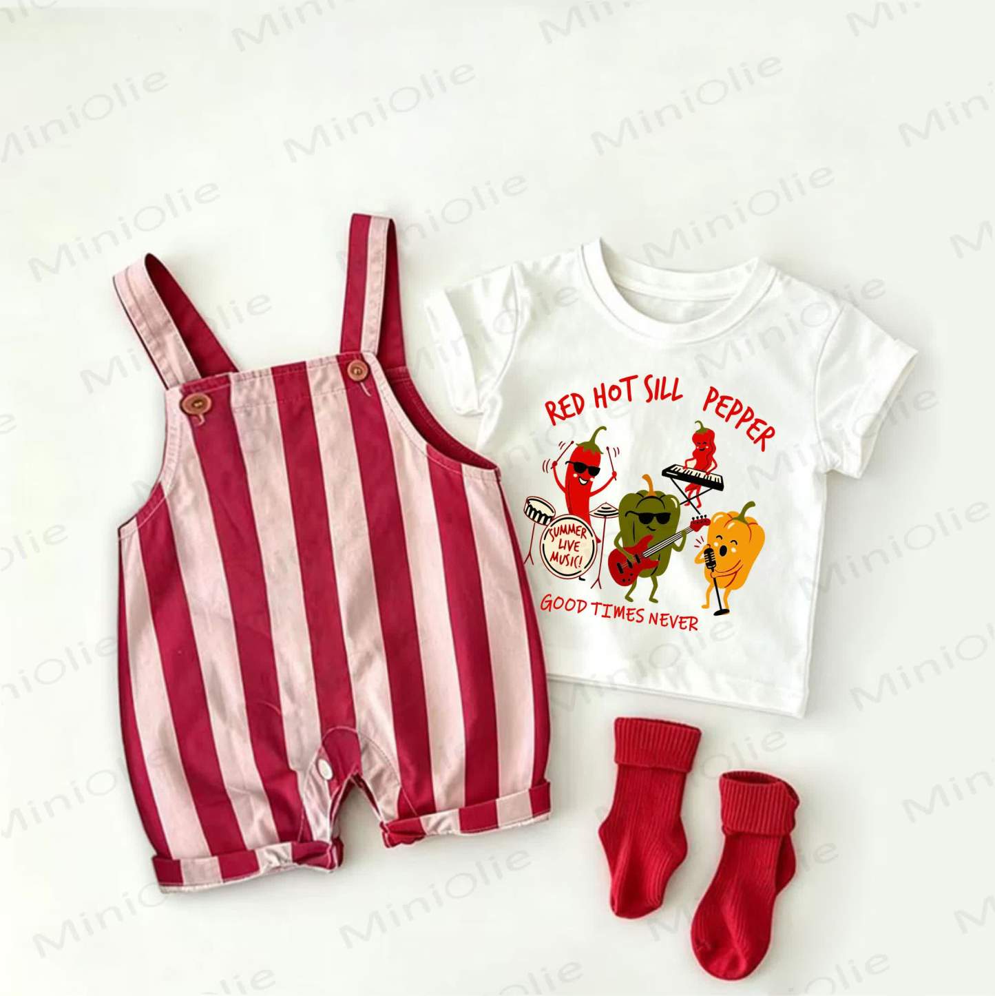 レッドホットシルペッパーGOODタイムネバー ベビーペッパープリント レッドストライプオーバーオールとホワイトTシャツの2点セット - 白と赤 - 2～3歳 - image 1